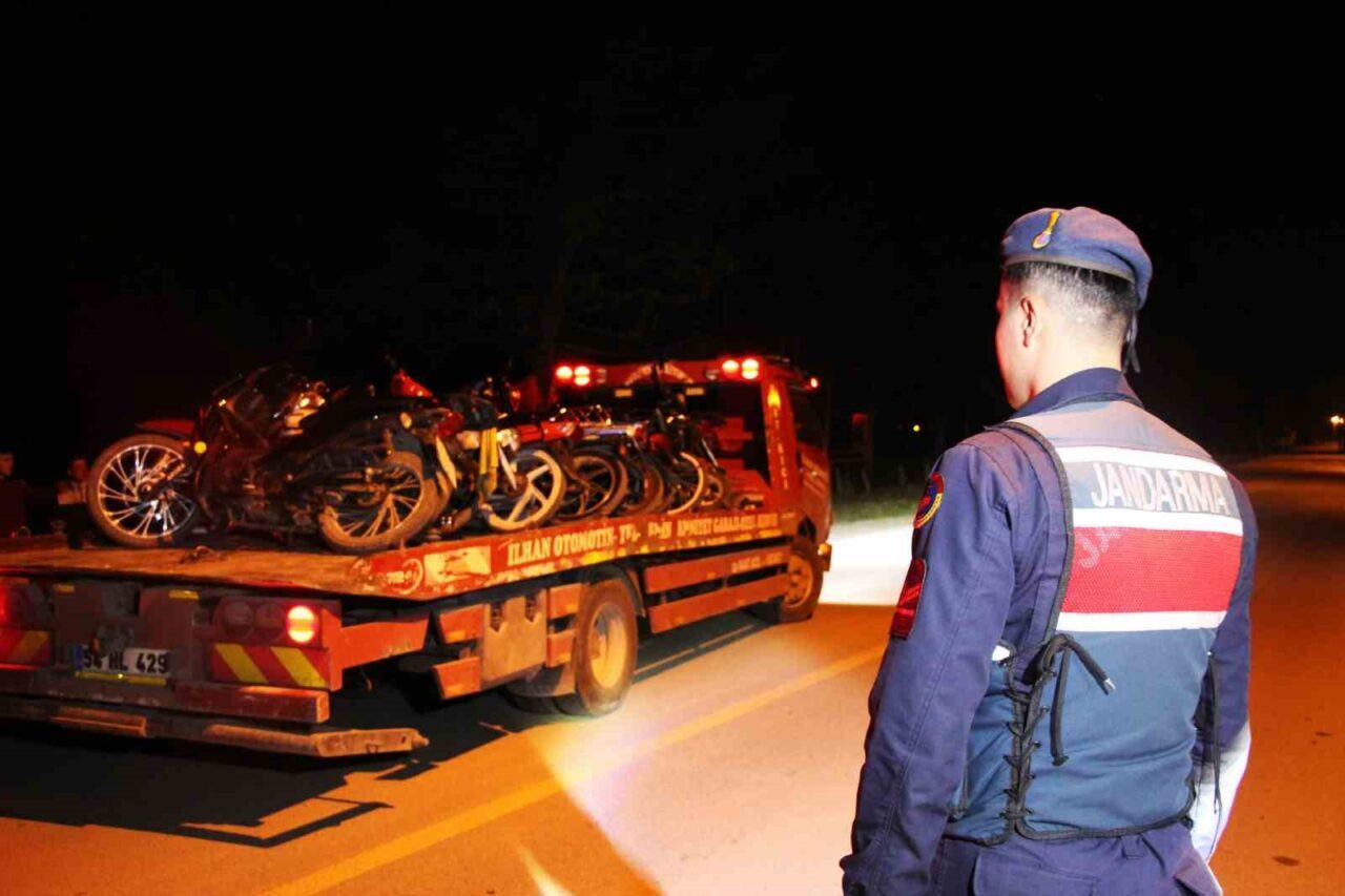 SAKARYA (İHA) – Sakarya’nın Akyazı ilçesinde bir grup gencin yasa