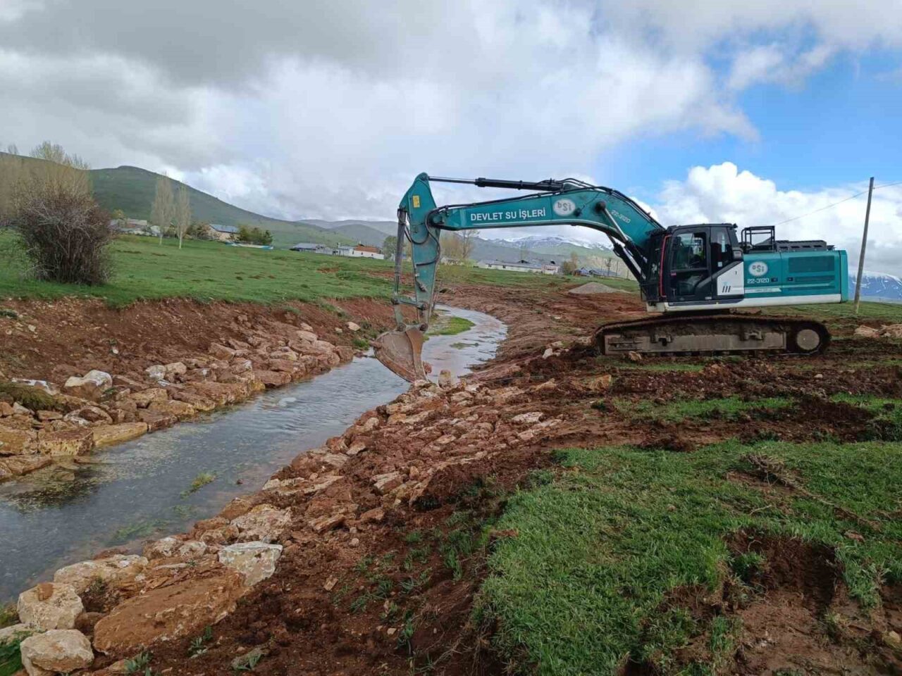 Bayburt’a yaklaşık 31 kilometre uzaklıktaki Yaylapınar köyünde taş tahkimat ve