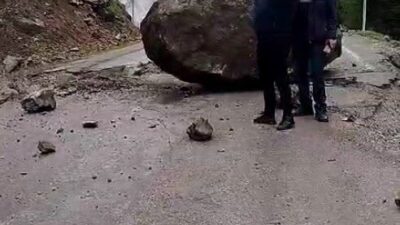 Gümüşhane’de Erikbeli Yaylası’na gitmek isteyen vatandaşlar dağdan kopan devasa kaya