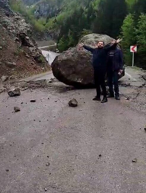 Gümüşhane’de Erikbeli Yaylası’na gitmek isteyen vatandaşlar dağdan kopan devasa kaya