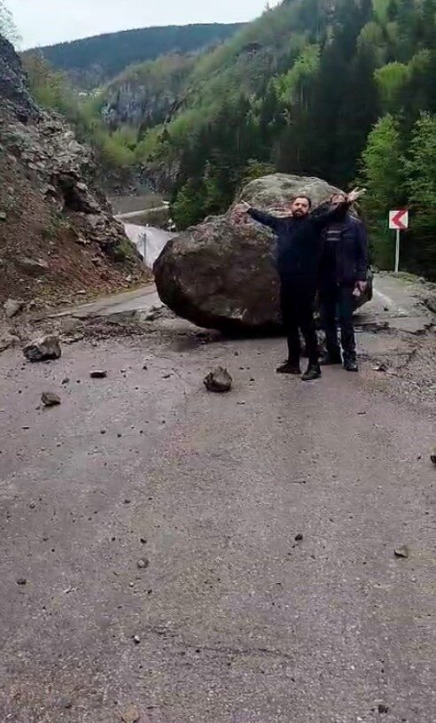 Gümüşhane’de Erikbeli Yaylası’na gitmek isteyen vatandaşlar dağdan kopan devasa kaya