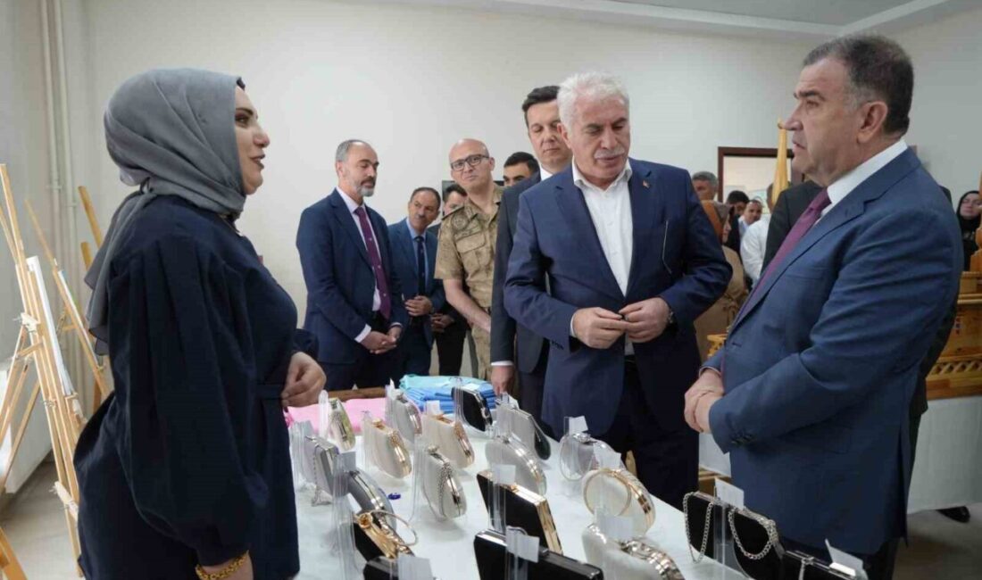 Hayat Boyu Öğrenme Haftası etkinlikleri kapsamında Bayburt’ta el sanatları sergisi