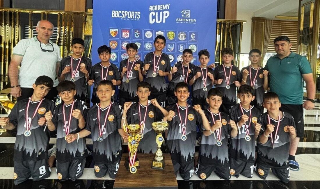 Teknik Sorumlu Serkan Deniz ve Antrenör Ferruh Çapan yönetimindeki Yıldızkent