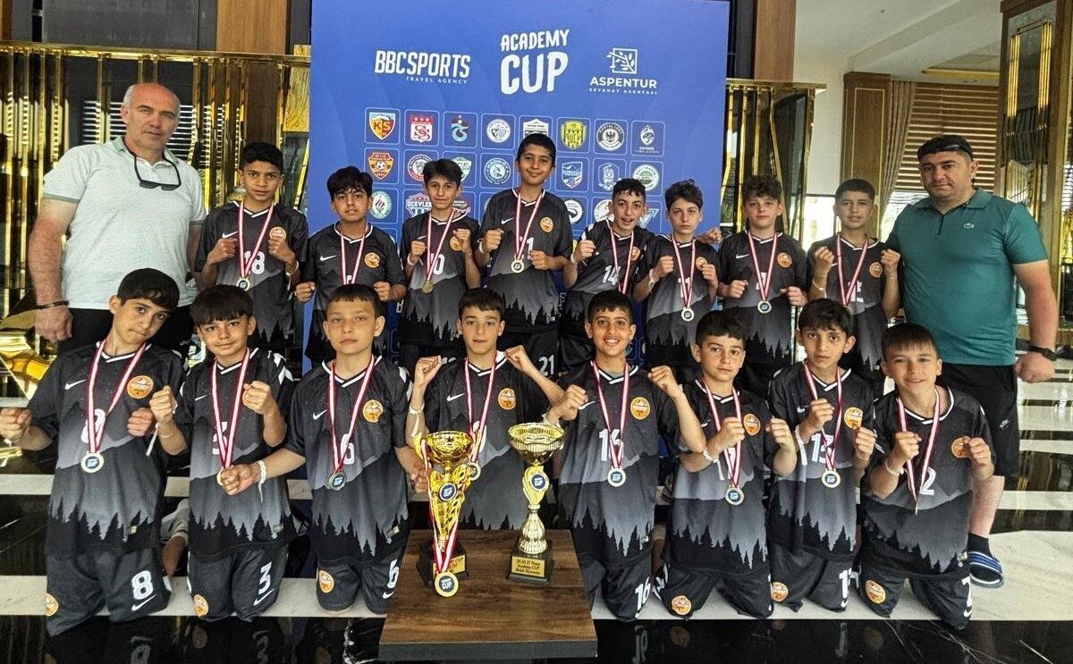 Teknik Sorumlu Serkan Deniz ve Antrenör Ferruh Çapan yönetimindeki Yıldızkent