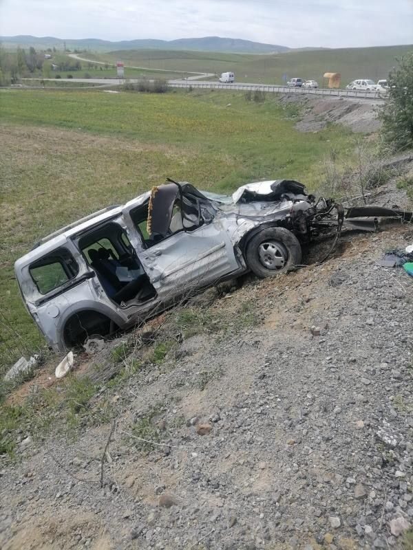 Sivas’ta sürücüsünün direksiyon hakimiyetini kaybettiği hafif ticari aracın şarampole uçması