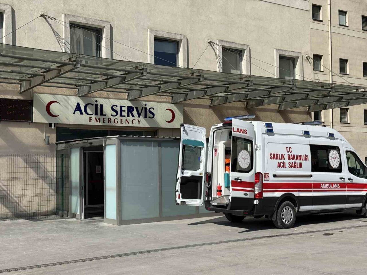 Sakarya’nın Karapürçek ilçesinde şenliklerde görevli polis memuru, yorgun merminin omzuna