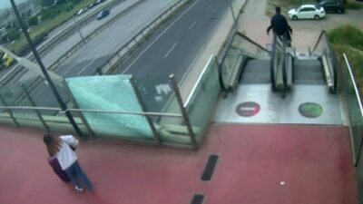 Kocaeli’de iki kişi, yürüyen merdiveni adeta lunapark aletine çevirdi. Yürüyen