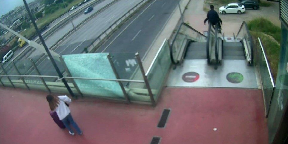 Kocaeli’de iki kişi, yürüyen merdiveni adeta lunapark aletine çevirdi. Yürüyen