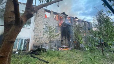 Artvin’in Yusufeli ilçesinde sabah saatlerinde iki katlı ahşap evde çıkan