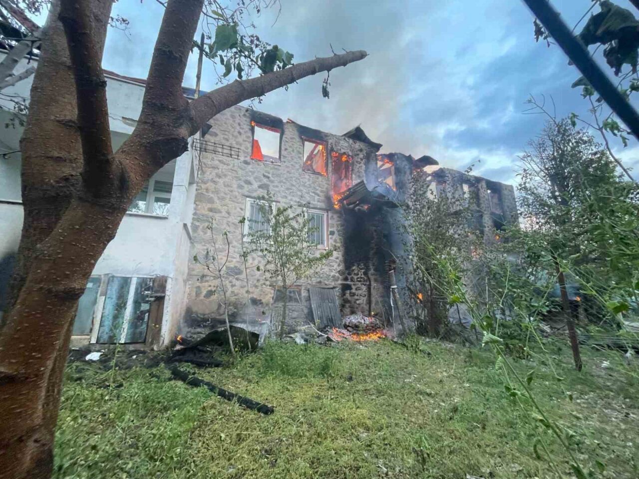 Artvin’in Yusufeli ilçesinde sabah saatlerinde iki katlı ahşap evde çıkan