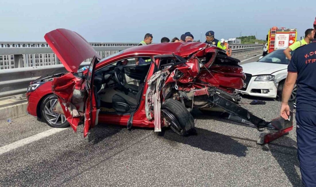 Kuzey Marmara Otoyolu Kocaeli geçişinde 3 aracın karıştığı zincirleme kazada