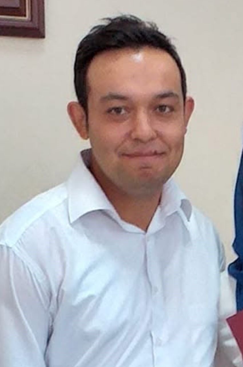 Zonguldak’ın Ereğli ilçesinde, bir evin çatısında elektrik tesisatını yenileme çalışması