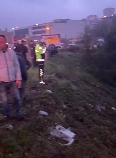 Zonguldak’ın Karadeniz Ereğli ilçesinde sürücüsünün kontrolünden çıkan otomobilin dereye devrildiği