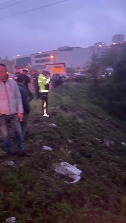 Zonguldak’ın Karadeniz Ereğli ilçesinde sürücüsünün kontrolünden çıkan otomobilin dereye devrildiği