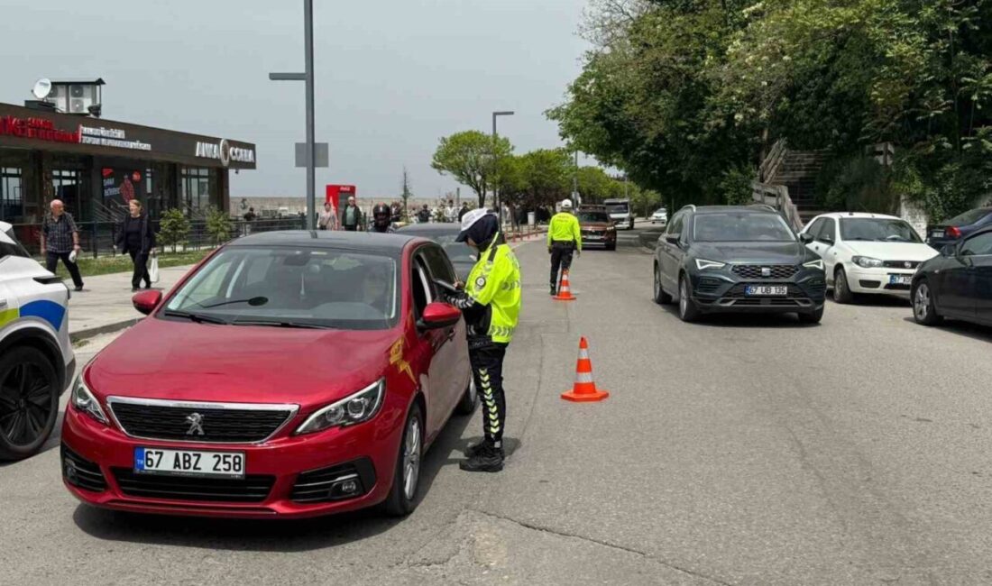 Zonguldak İl Emniyet Müdürlüğü’ne bağlı trafik ekipleri, kent merkezinde araç