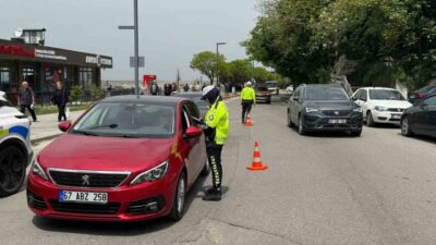 Zonguldak İl Emniyet Müdürlüğü’ne bağlı trafik ekipleri, kent merkezinde araç
