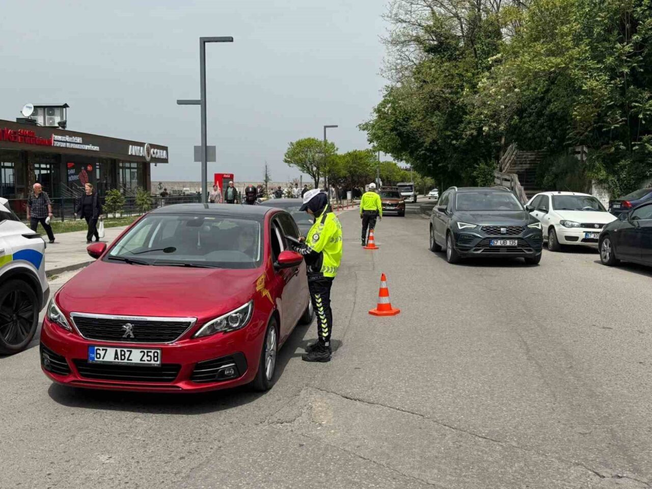 Zonguldak İl Emniyet Müdürlüğü’ne bağlı trafik ekipleri, kent merkezinde araç
