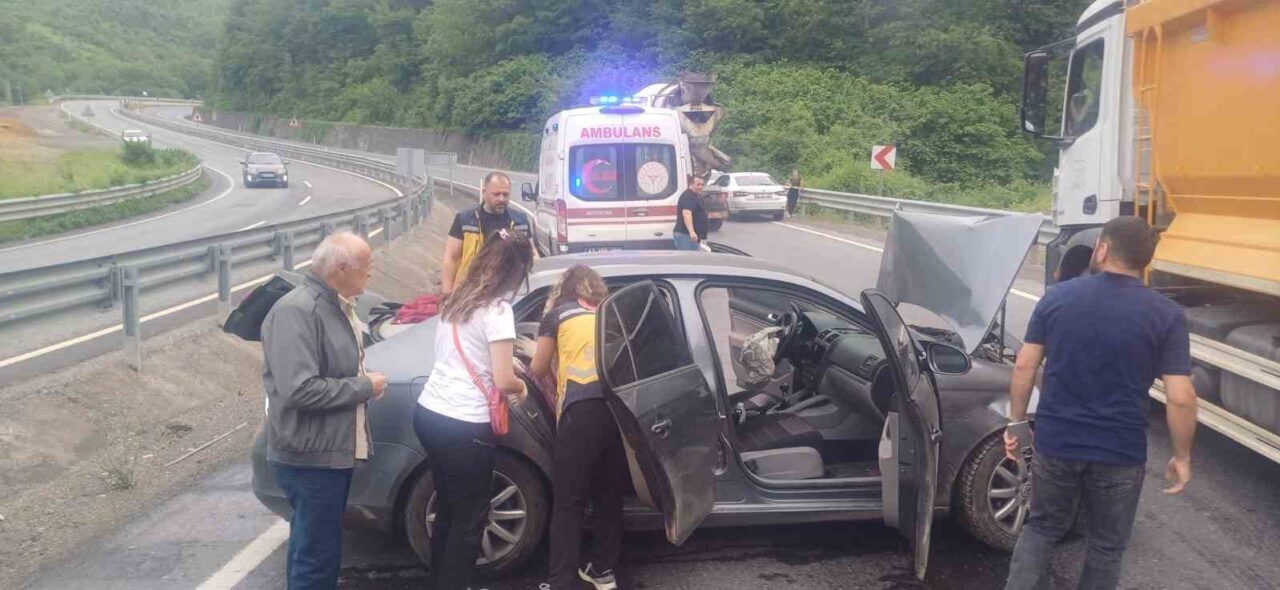 Zonguldak’ta virajda kontrolden çıkan otomobil kaza yaptı. Kazada araçta yolcu