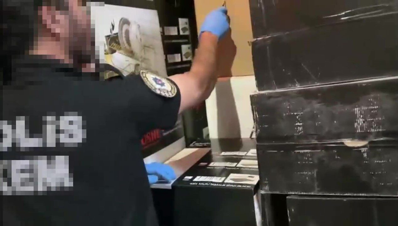 Kocaeli’nin İzmit ilçesinde bir araçta yapılan aramada züccaciye ürünlerinin arasına
