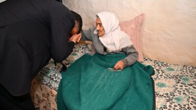 Erzurum Valisi Mustafa Çiftçi, Sığırlı Mahallesi’nde ikamet eden 102 yaşındaki