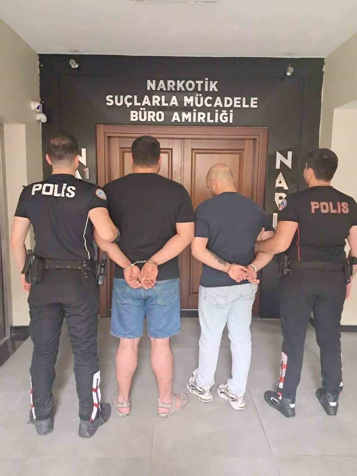 Kocaeli’nin Darıca ilçesinde araçla seyir halinde olan 2 şüphelinin üstünde