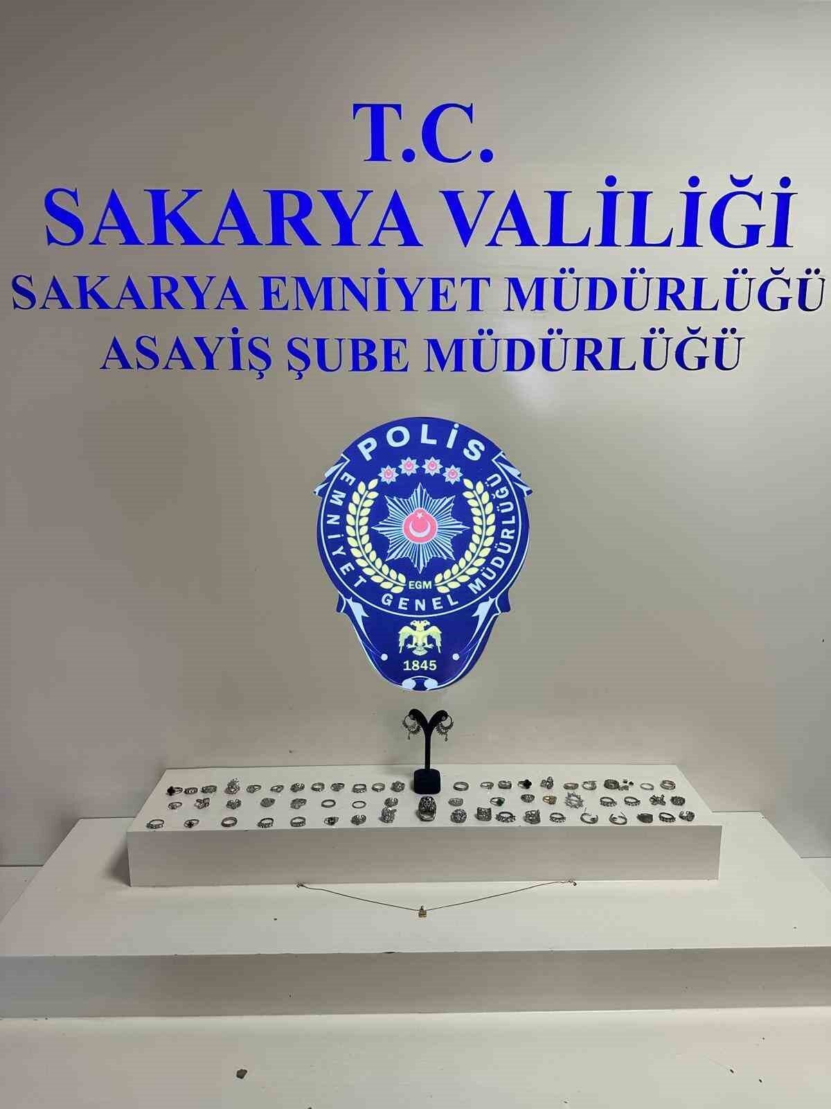 Sakarya’nın Adapazarı ilçesinde gümüş eşya satan dükkanın camını kırarak 70