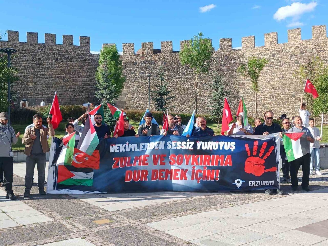 Erzurum’da görev yapan hekimler, sağlık çalışanları ve tıp fakültesi öğrencileri,