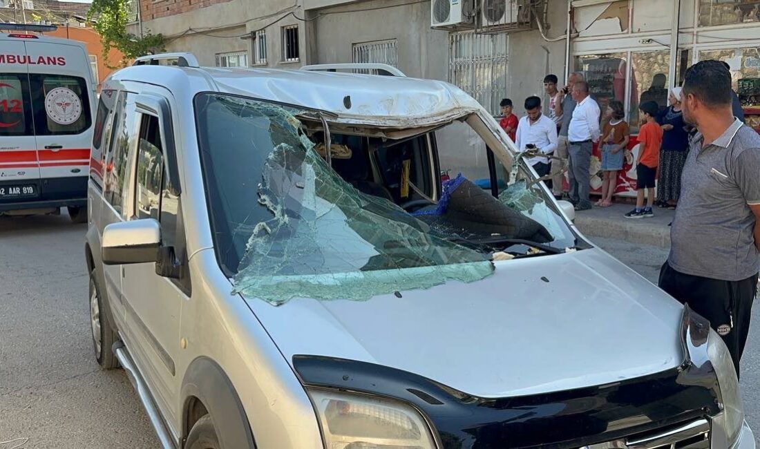 Adıyaman Atatürk Stadyumu’nun tribün çatılarının sökümü sırasında çıkan rüzgarla uçan