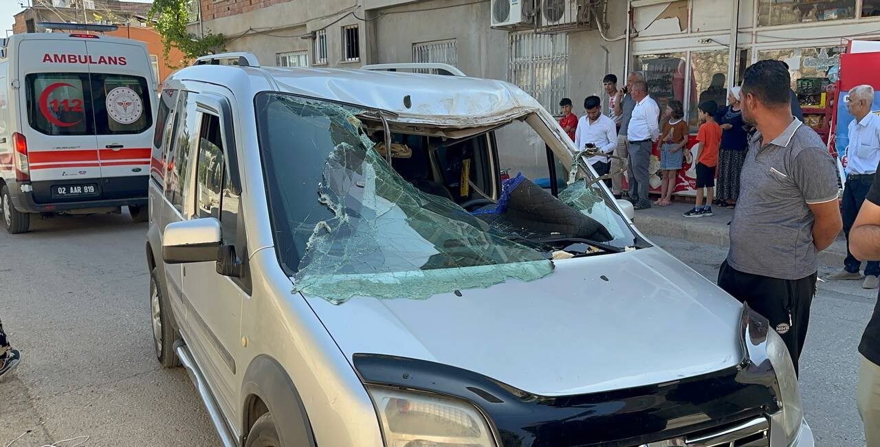 Adıyaman Atatürk Stadyumu’nun tribün çatılarının sökümü sırasında çıkan rüzgarla uçan