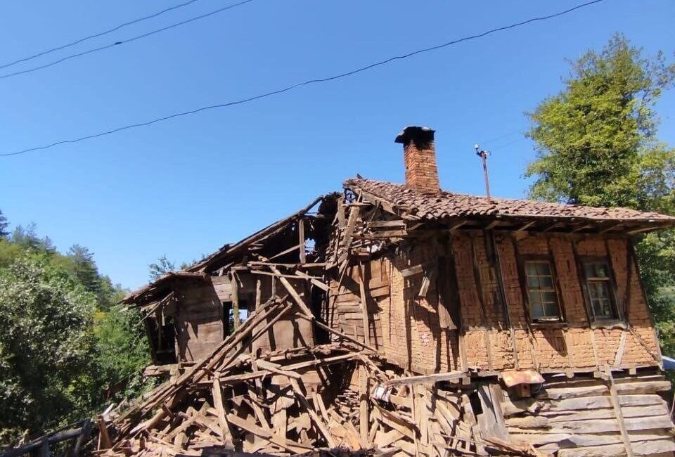 Kastamonu’nun Cide ilçesinde çöken ahşap evin yanında bulunan ahırdaki hayvanlar