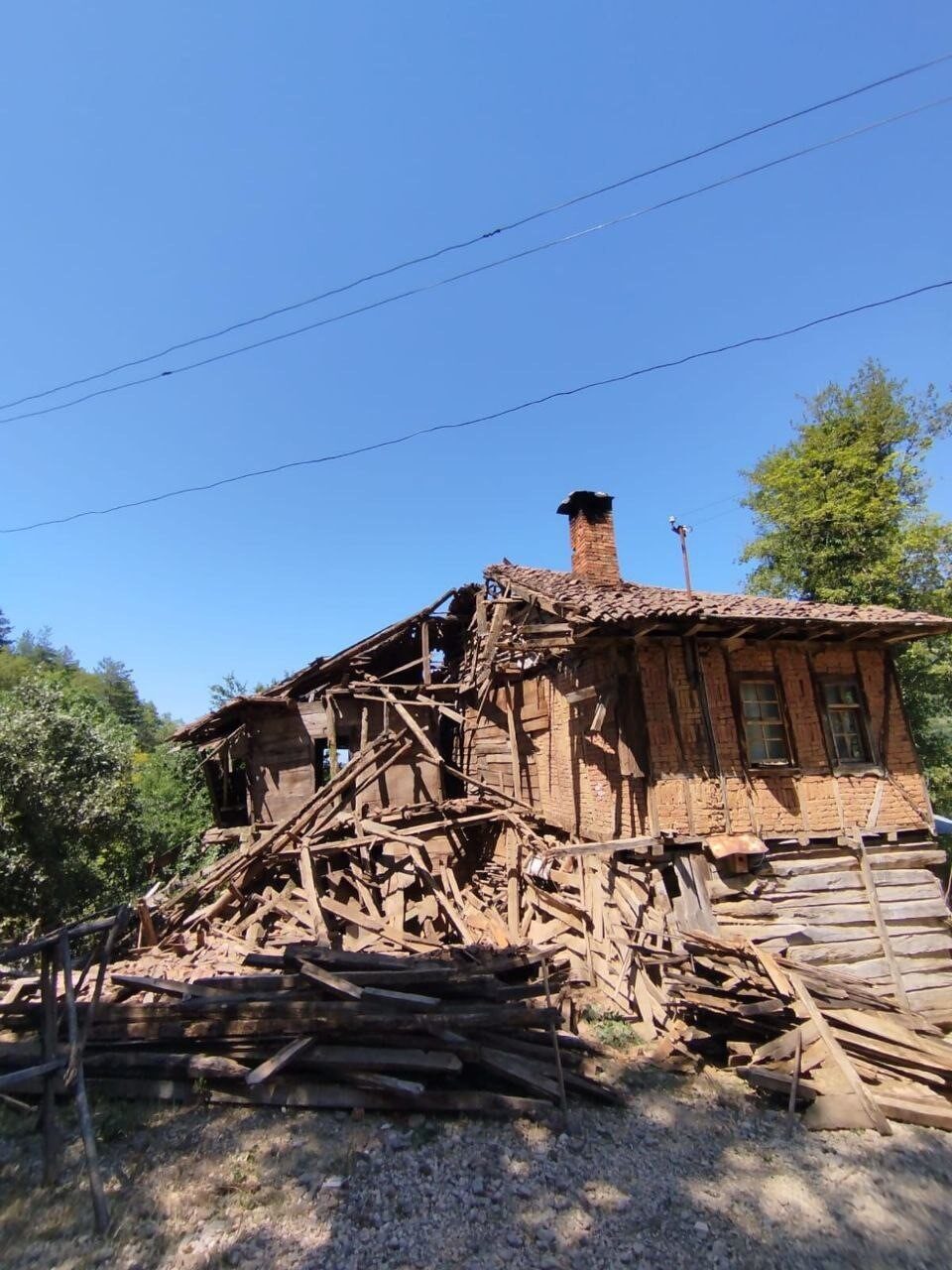 Kastamonu’nun Cide ilçesinde çöken ahşap evin yanında bulunan ahırdaki hayvanlar
