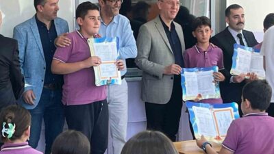 Kütahya’nın Tavşanlı ilçesi Tepecik Beldesinde karne dağıtım töreni gerçekleştirildi. Karne