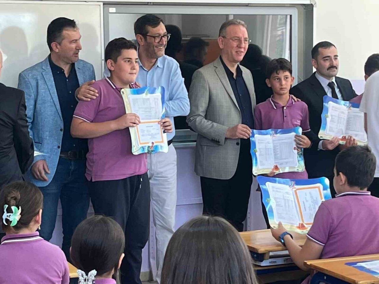 Kütahya’nın Tavşanlı ilçesi Tepecik Beldesinde karne dağıtım töreni gerçekleştirildi. Karne