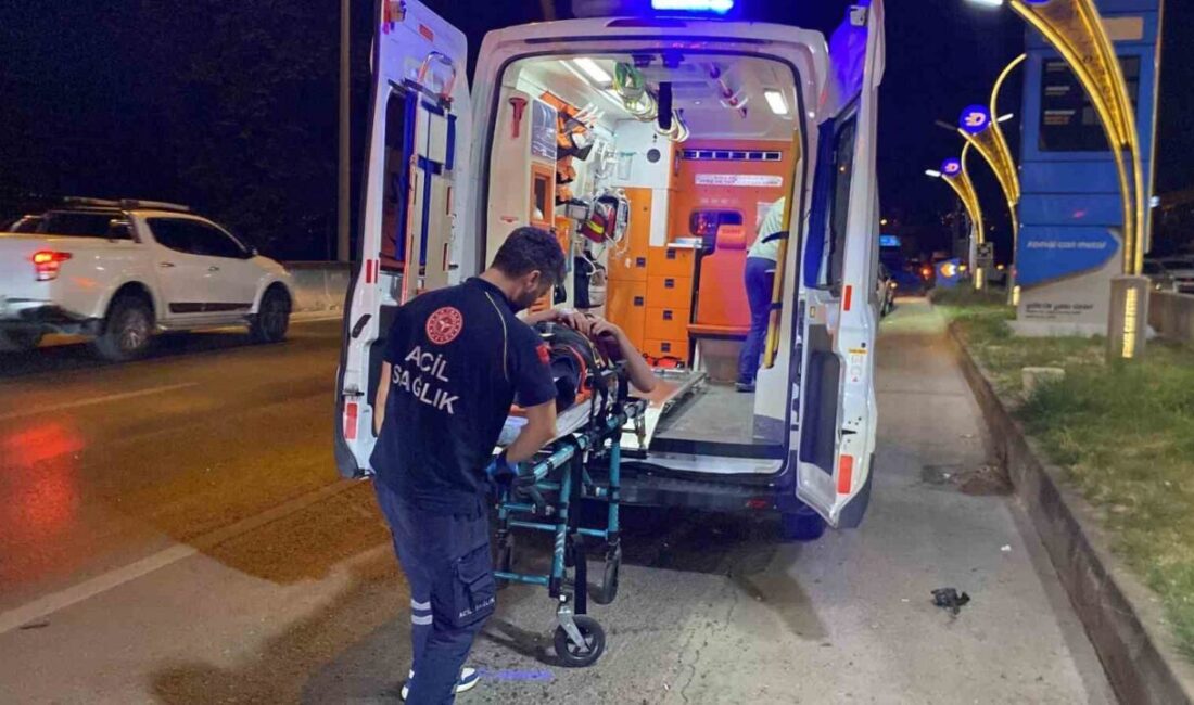 Kocaeli’nin Başiskele ilçesinde sürücüsünün direksiyon hakimiyetini kaybettiği otomobil akaryakıt istasyonunun