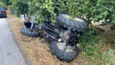 Zonguldak’ın Alaplı İlçesinde sürücüsünün kontrolünü kaybettiği traktör devrildi. Sürücü kaza