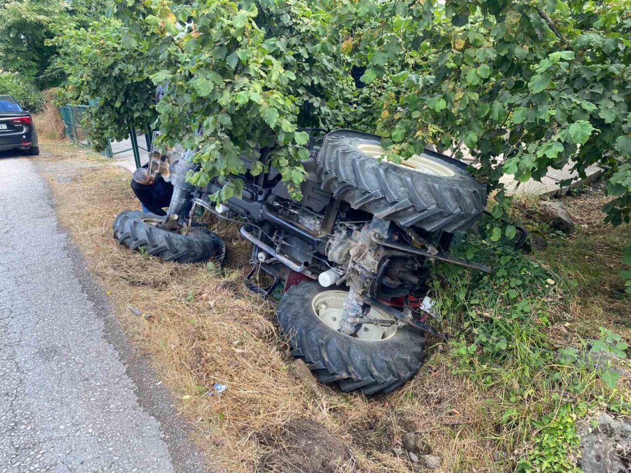 Zonguldak’ın Alaplı İlçesinde sürücüsünün kontrolünü kaybettiği traktör devrildi. Sürücü kaza