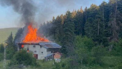 Kastamonu’nun Devrekani ilçesinde çıkan yangında iki katlı ev kullanılmaz hale