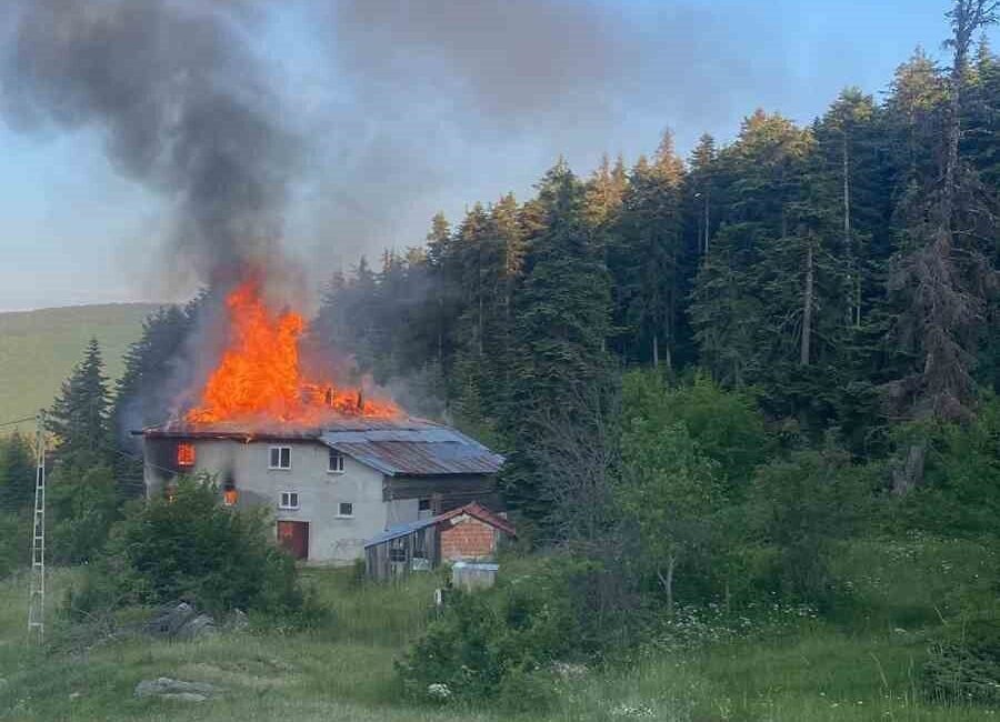 Kastamonu’nun Devrekani ilçesinde çıkan yangında iki katlı ev kullanılmaz hale