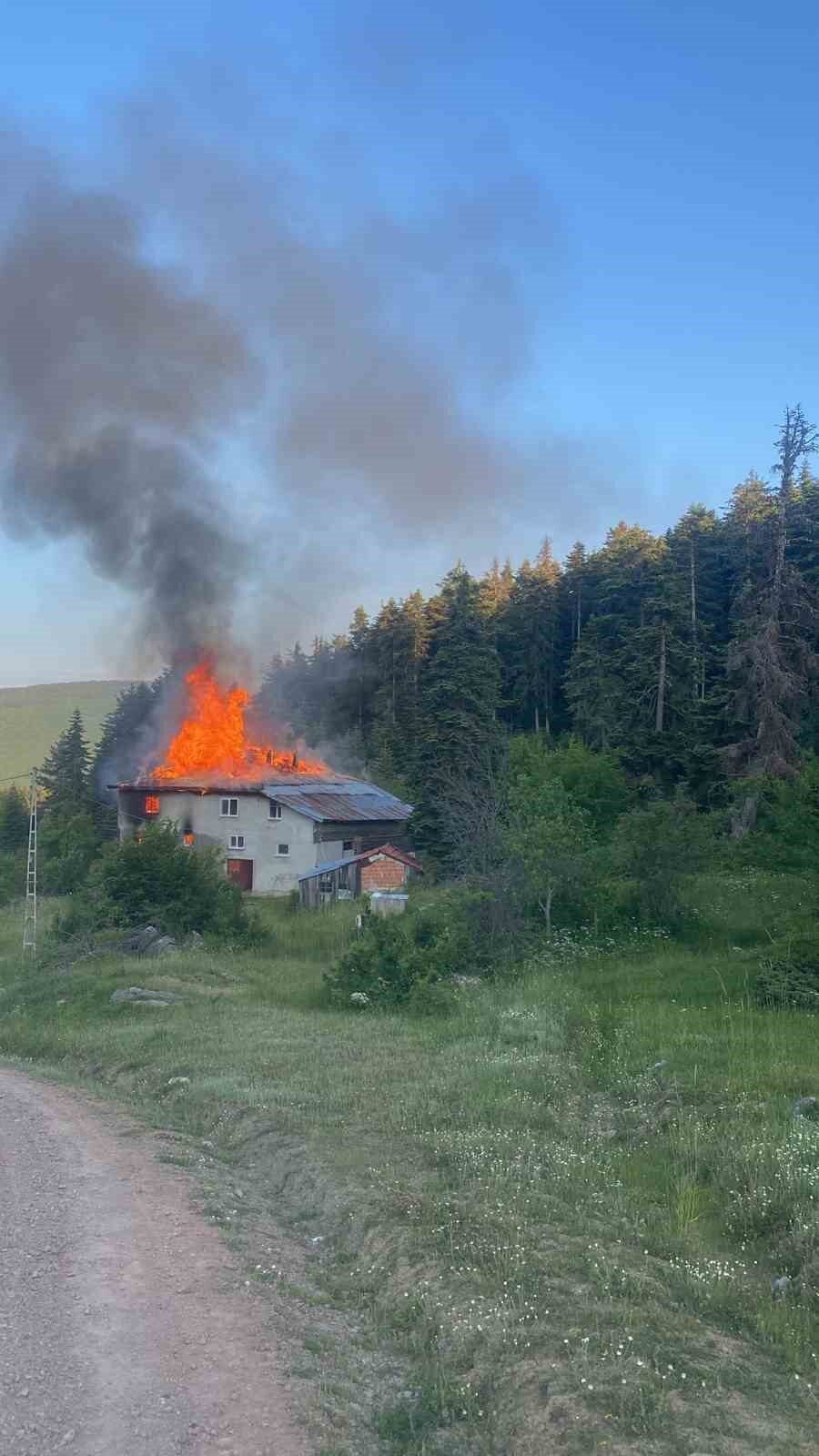 Kastamonu’nun Devrekani ilçesinde çıkan yangında iki katlı ev kullanılmaz hale