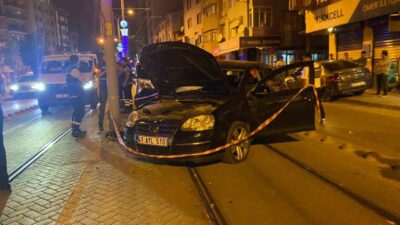 Kocaeli’de 105 promil alkollü olduğu öğrenilen sürücü, otomobili ile tramvay