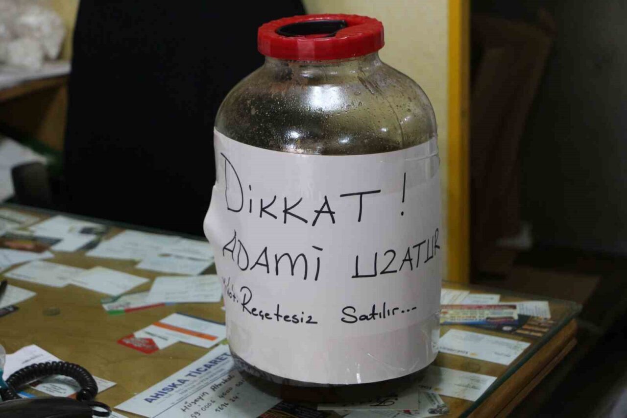 Rize’de deli balın kontrolsüz tüketimine dikkat çekmek isteyen esnafın bal