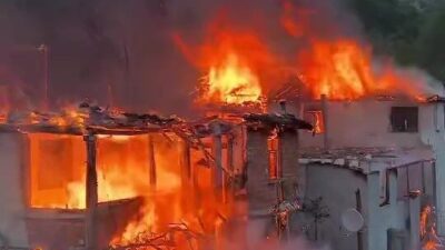 Amasya’nın Suluova ilçesinde bir köyde çıkan yangında 4 ahşap ev