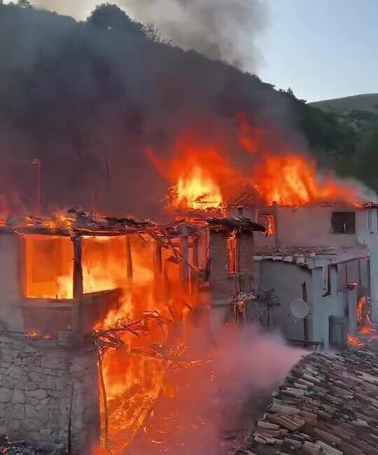 Amasya’nın Suluova ilçesinde bir köyde çıkan yangında 4 ahşap ev