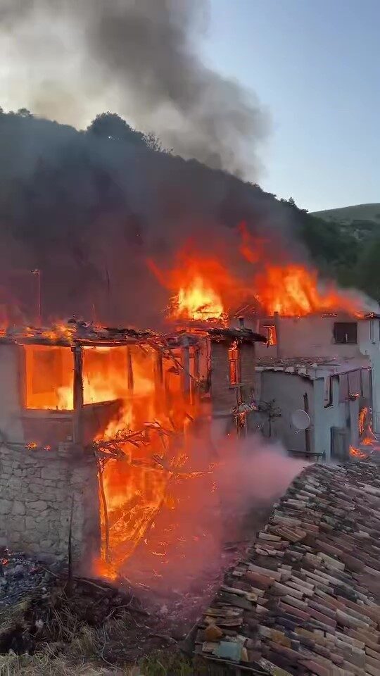 Amasya’nın Suluova ilçesinde bir köyde çıkan yangında 4 ahşap ev