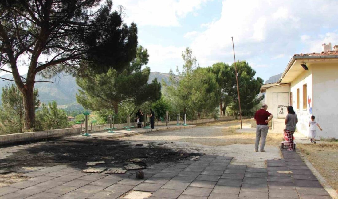 Amasya’da bir çocuk parkı alev alev yandı. Çocuklar ve muhtar