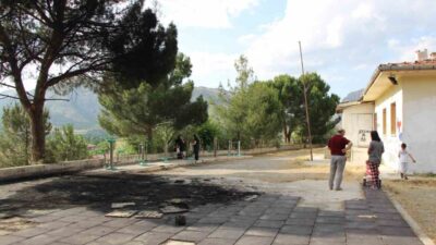 Amasya’da bir çocuk parkı alev alev yandı. Çocuklar ve muhtar