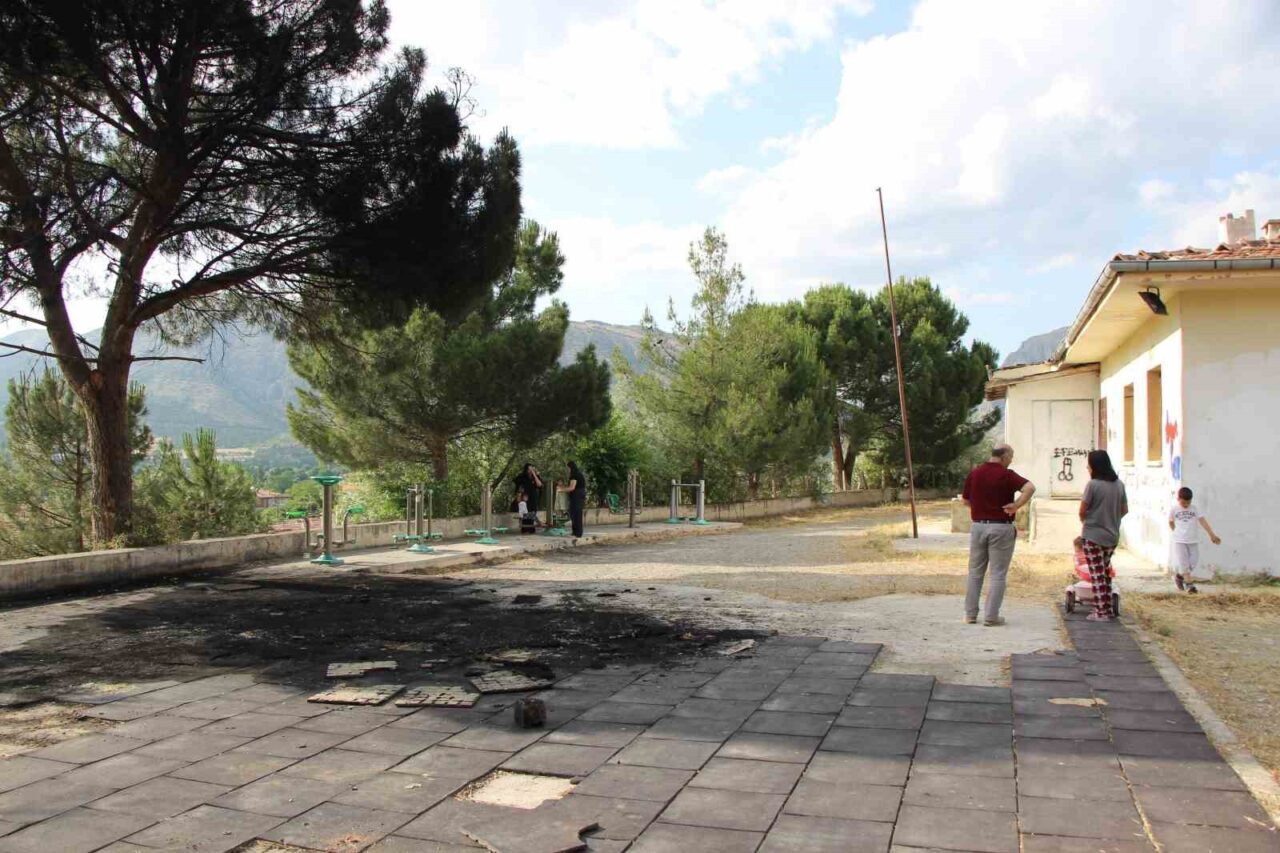 Amasya’da bir çocuk parkı alev alev yandı. Çocuklar ve muhtar