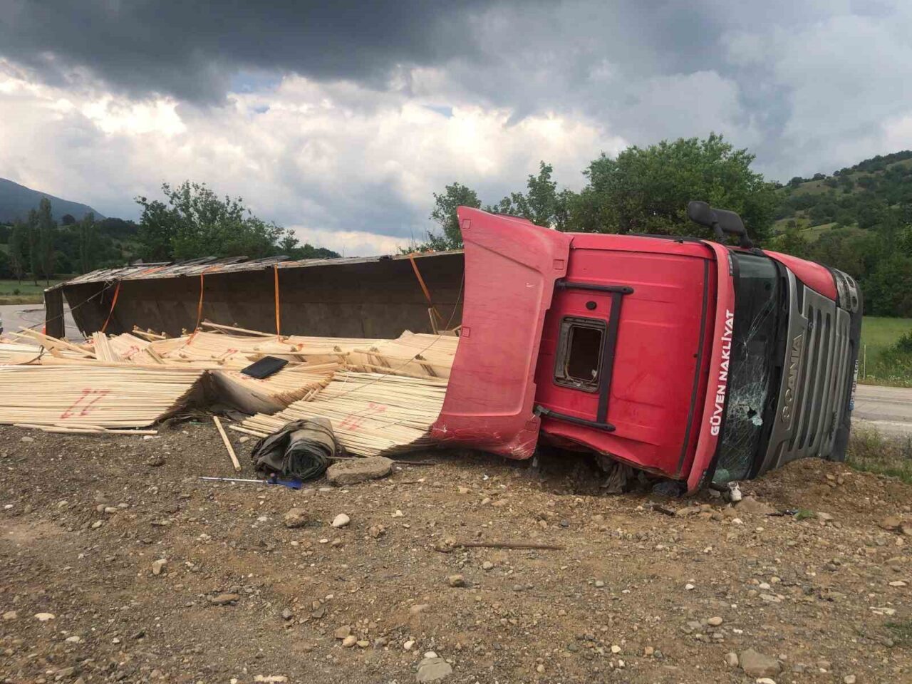 Amasya’nın Taşova ilçesinde kereste yüklü tırın devrildiği kazada 2 kişi