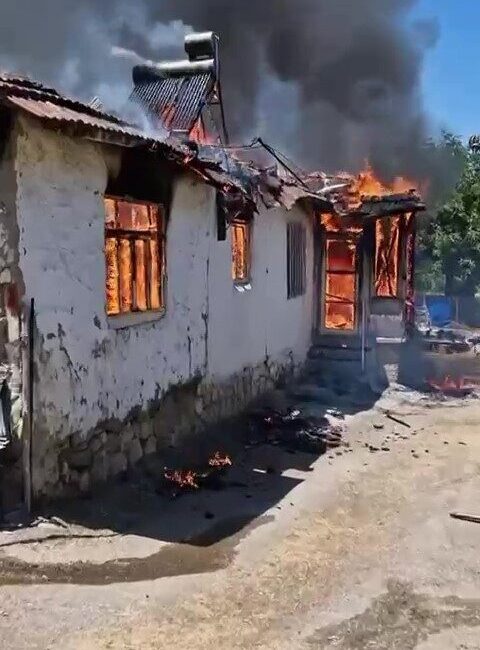 Amasya’da bir köyde tek katlı kerpiç ev çıkan yangında küle