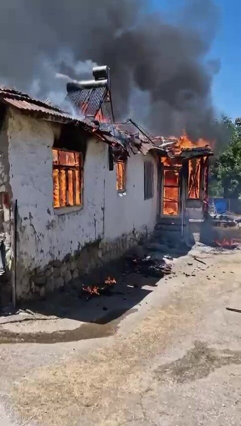 Amasya’da bir köyde tek katlı kerpiç ev çıkan yangında küle